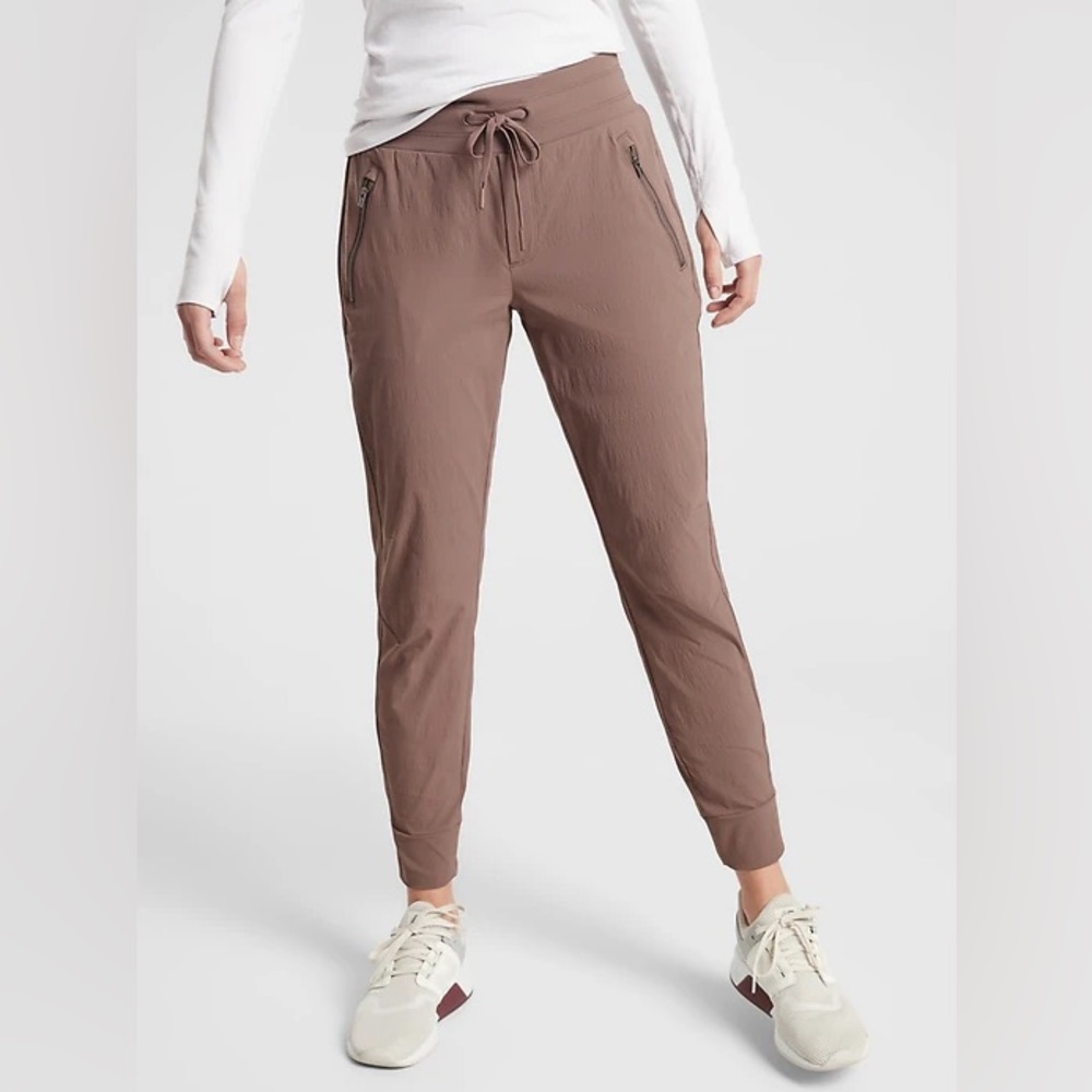 Athleta Trekkie Jogger Pants Size 0, Khaki, Straight Pockets, Fitted Ankle